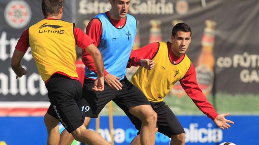 Hugo Mallo (derecha), con Ander Murillo y Quique De Lucas en el entrenamiento del martes en A Madroa. // Ricardo Grobas