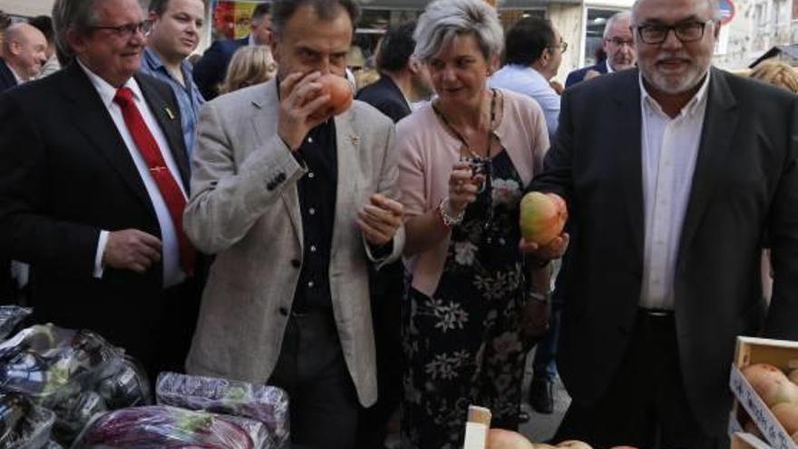 El alcalde y las autoridades durante su recorrido por la feria.