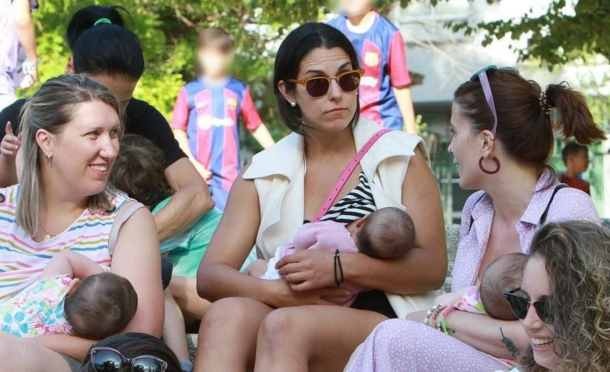 Tres madres dan el pecho a sus bebés en un parque.