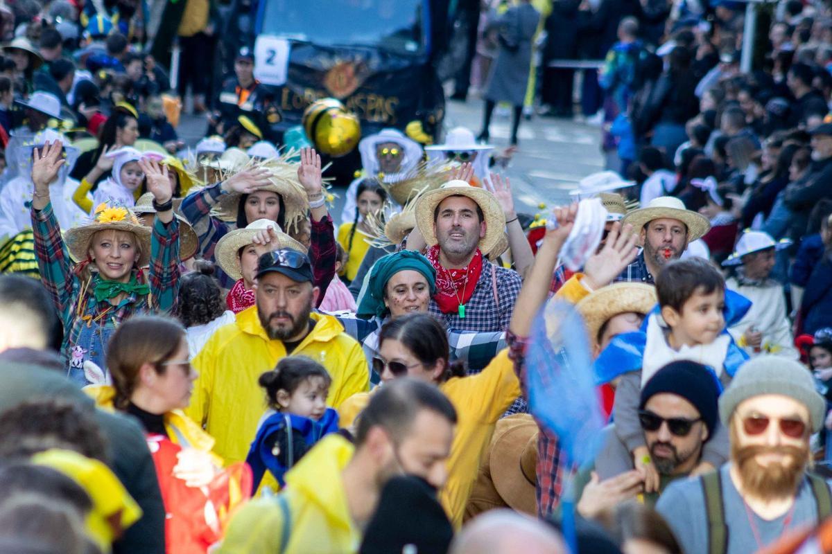 Vintedúas comparsas e dez carrozas: Santiago celebra o día grande do seu Entroido