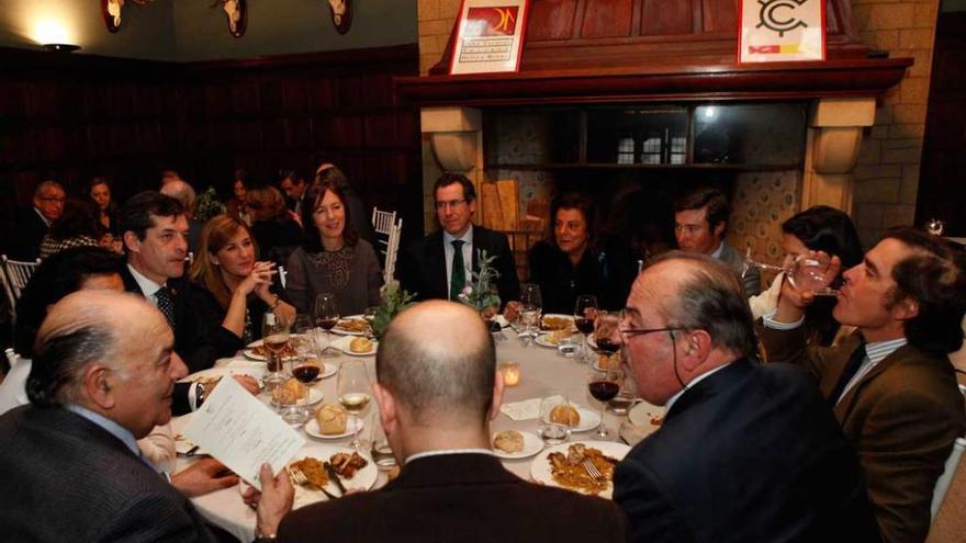 Dávila Miura -en la foto, bebiendo-, y el ganadero Martinez Conradi (segundo a su derecha), en la mesa presidencial durante la comida.