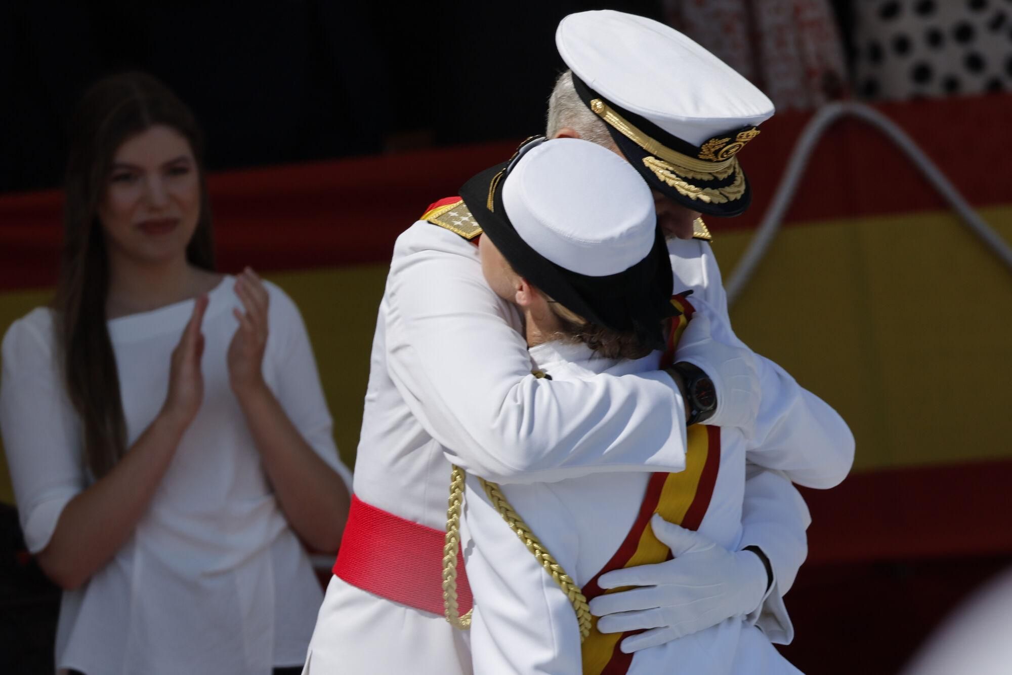 MARÍN (PONTEVEDRA), 16/07/2025.- La princesa Leonor tras recibir la Gran Cruz al Mérito Naval de manos de su padre, el rey Felipe VI, durante la entrega de reales despachos a los nuevos oficiales en la Academia Naval de Marín, un acto al que asisten la reina Letizia y la infanta Sofía (atrás), este miércoles. EFE/ Lavandeira Jr