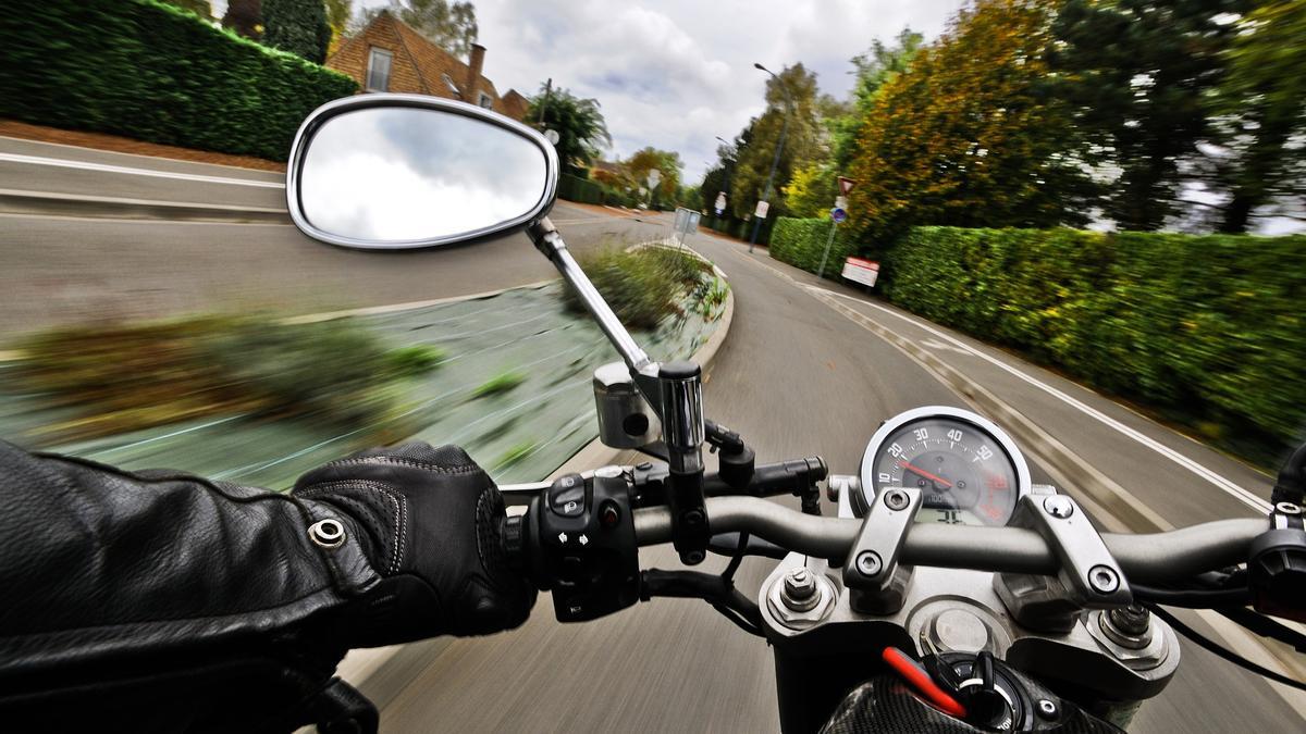 Dentro de un mes las motocicletas podrán circular legalmente por el arcén en retenciones