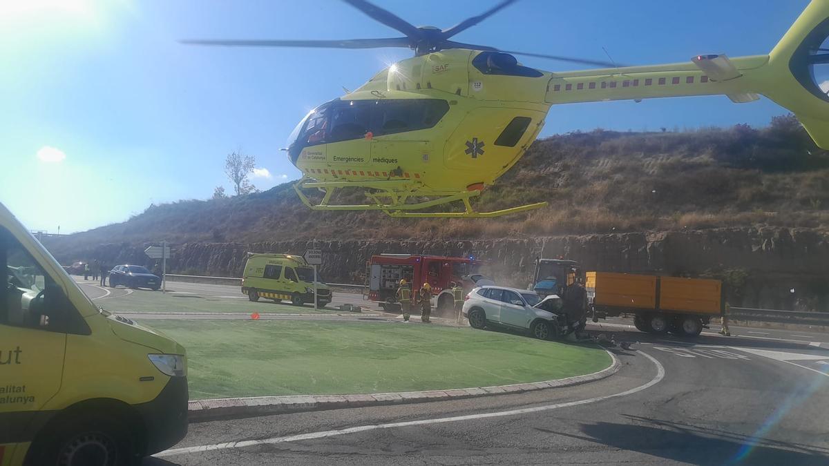 L'helicòpter enlairant-se per traslladar el ferit greu