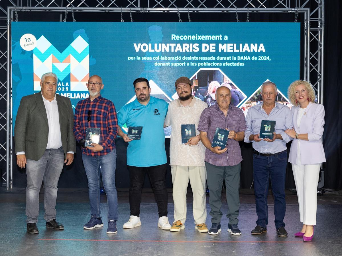 Montañana y Cuesta entregan el reconocimiento a los voluntarios de la dana.