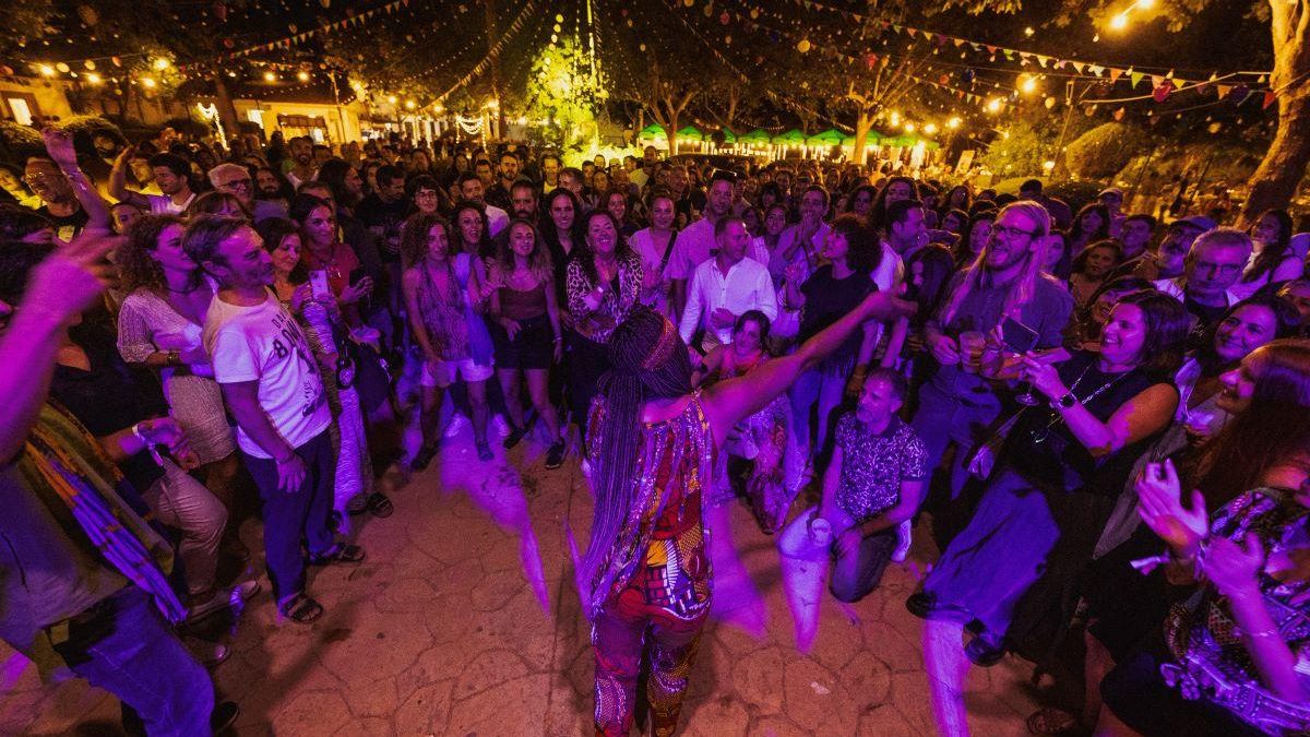 Una artista durante una actuación en el festival alternativo de Carcabuey.