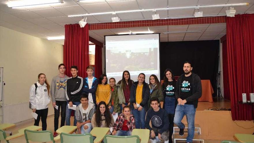 El Xurado Novo, conformado por alumnos del IES, junto a Andrés y González. // FdV