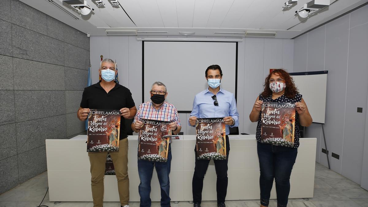 Imagen de la presentación con el edil Antonio Vidal, el responsable de la Cofradía del Rosario, Evaristo Perelló., el alcalde Eduardo Dolón y la edil Concha Sala