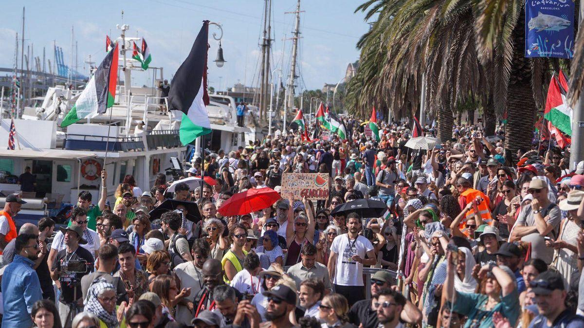 Las tres mallorquinas que participan en la Global Sumud Flotilla ya zarpan de Barcelona rumbo a Gaza