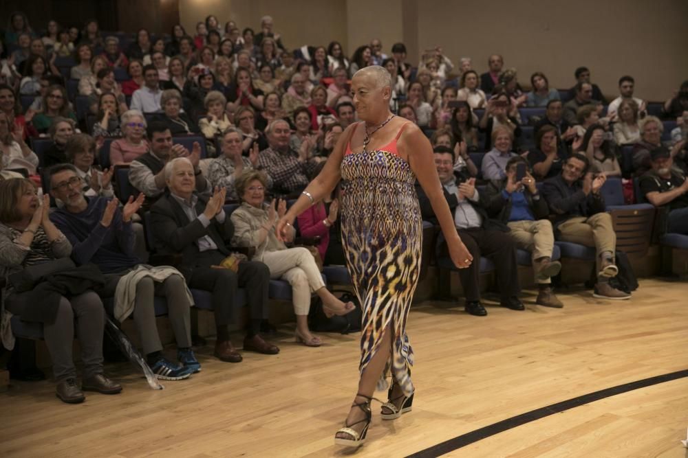 Desfile en el Auditorio de mujeres afectadas por cáncer de mama