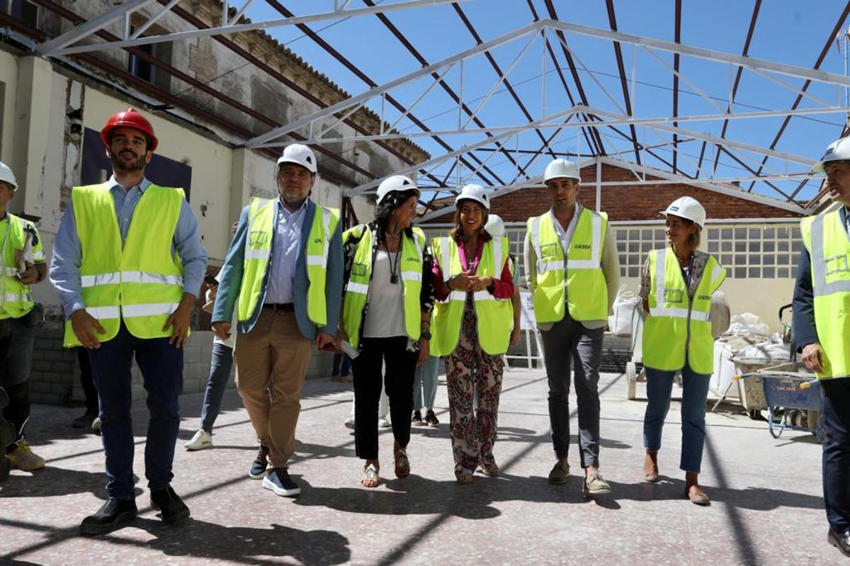 La alcaldesa, natalia Chueca, ha visitado este miércoles las obras del pabellón de San Juan de Mozarrifar.