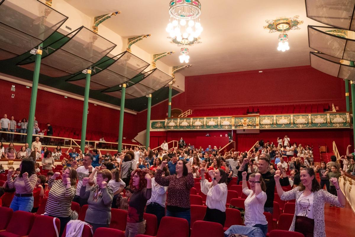 Numerosas familias participaron en la gala de entrega de los Premis Sambori 2026 de la Ribera en el Gran Teatre de Alzira.