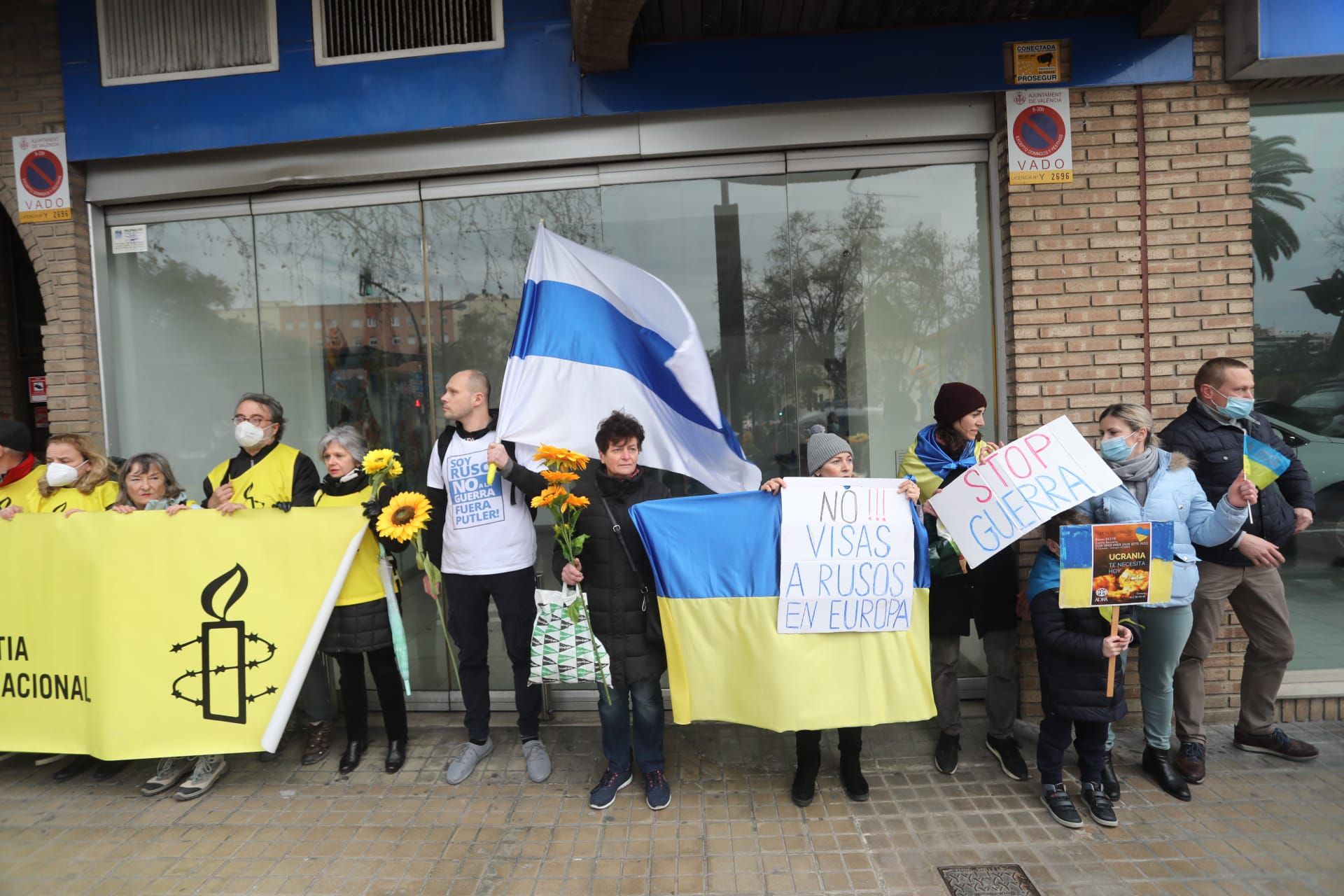 Protesta de ucranianos ante el Consulado Ruso de València