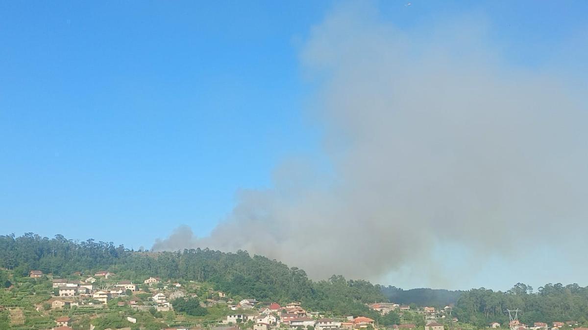 Un coche del rally Rias Baixas provoca un incendio en Salceda tras salir de la vía