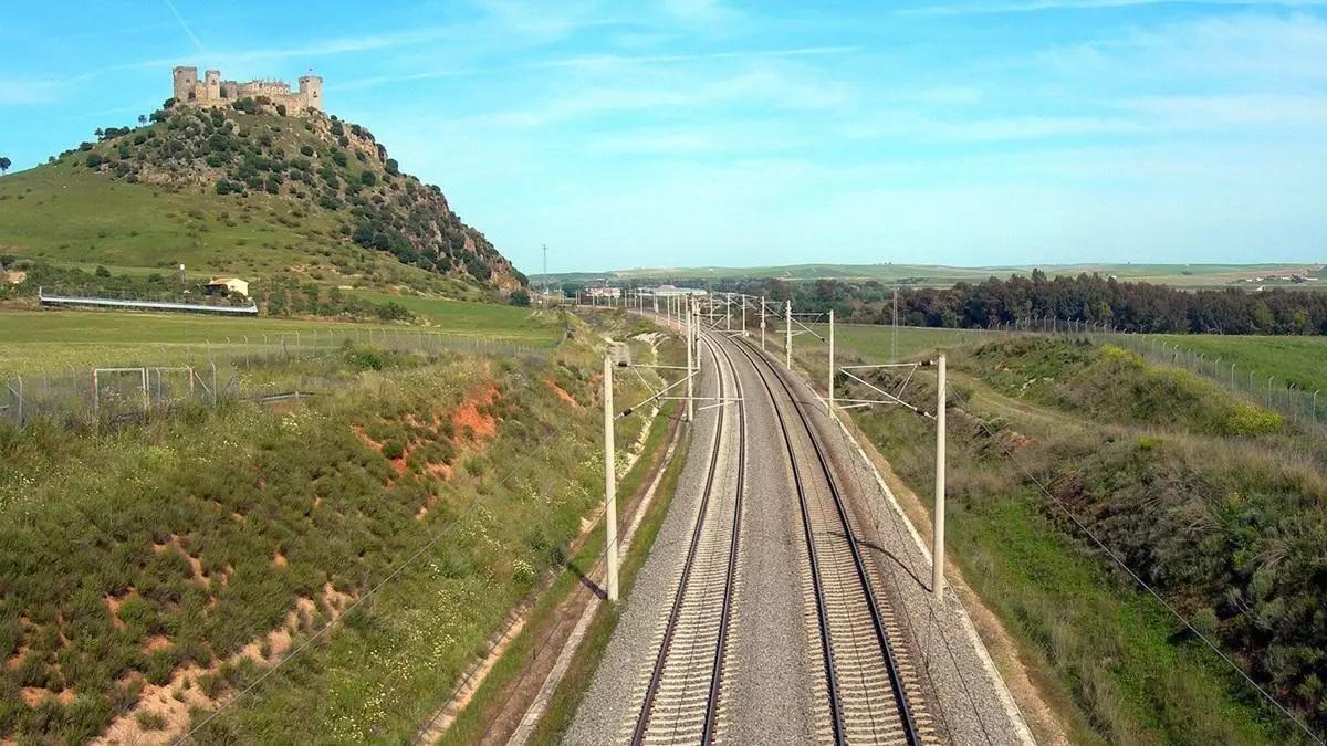 La línea ferroviaria de alta velocidad a su paso por Almodóvar del Río.