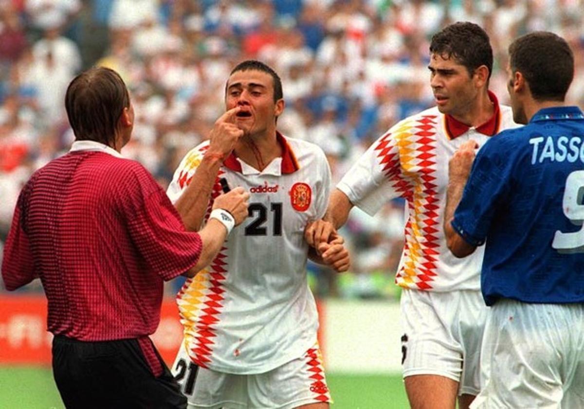 En uno de los lances más polémicos del Mundial de 1994, Luis Enrique muestra al árbitro el resultado del codazo que recibió del italiano Tassotti. El colegiado no pitó el penalti contra Italia, y España perdió por 2-1 el partido de cuartos de final en EE.UU.