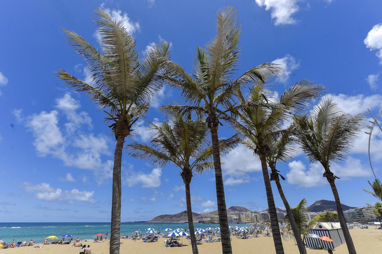 Ambiente de la Playa de Las Canteras el día de San Juan