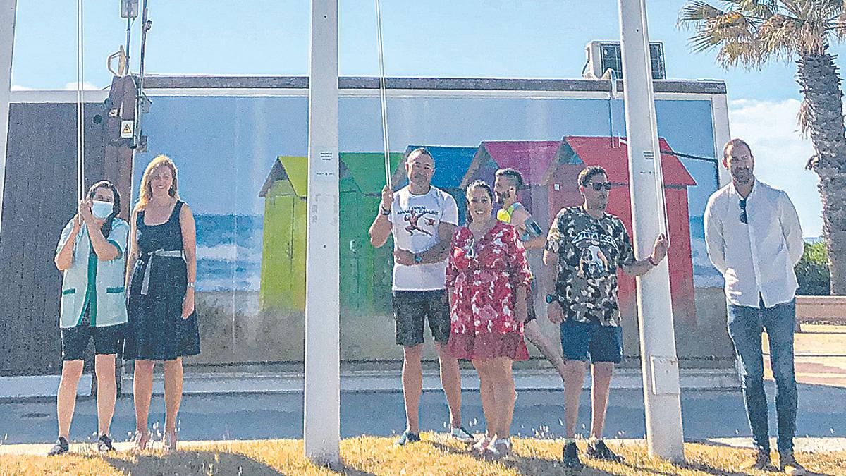 La alcaldesa, Amparo Marco, en el momento del izado de las banderas de calidad para las playas de Castelló.