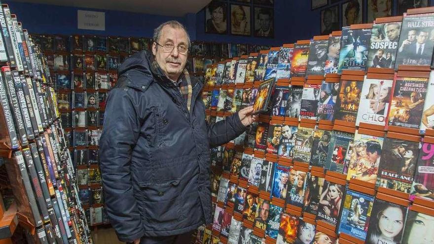 Antonio Cibeira regenta Cinemanía, en la calle Buenos Aires. // C. G.