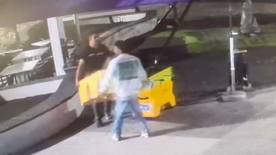 Así fue el robo de una máquina expendedora y un futbolín en un centro comercial de Lanzarote