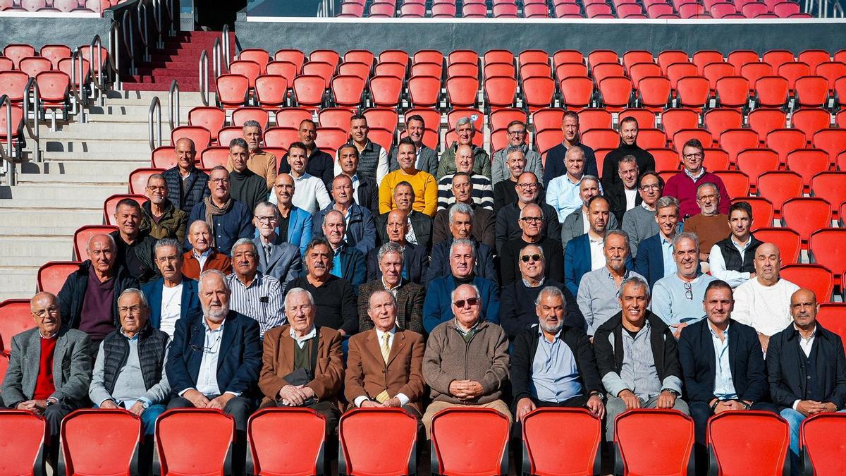 Los Veteranos del Mallorca posan en la grada de Son Moix.