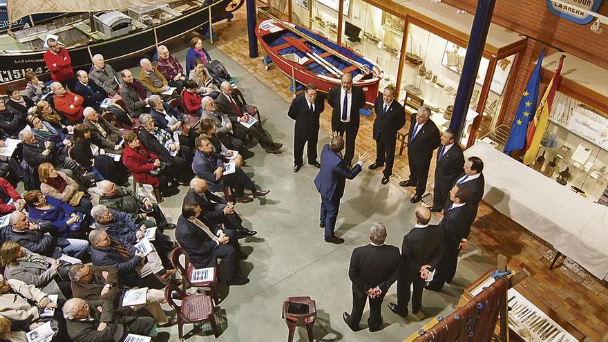 El coro &quot;Peña Roballera&quot;, actuando en el Museo Marítimo de Luanco durante la presentación de la revista-anuario &quot;El Baluarte&quot;.