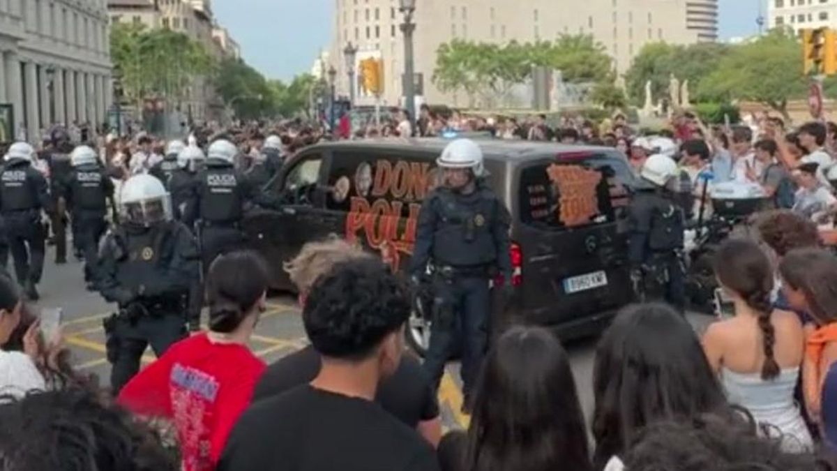 Reconocido tiktoker provoca el caos en plaza Catalunya