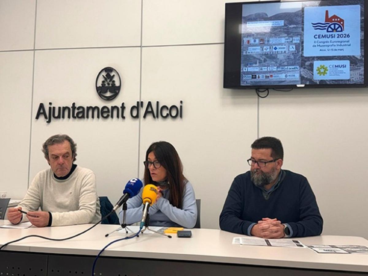 La concejal de Turismo y representantes del Mupih y el Caeha