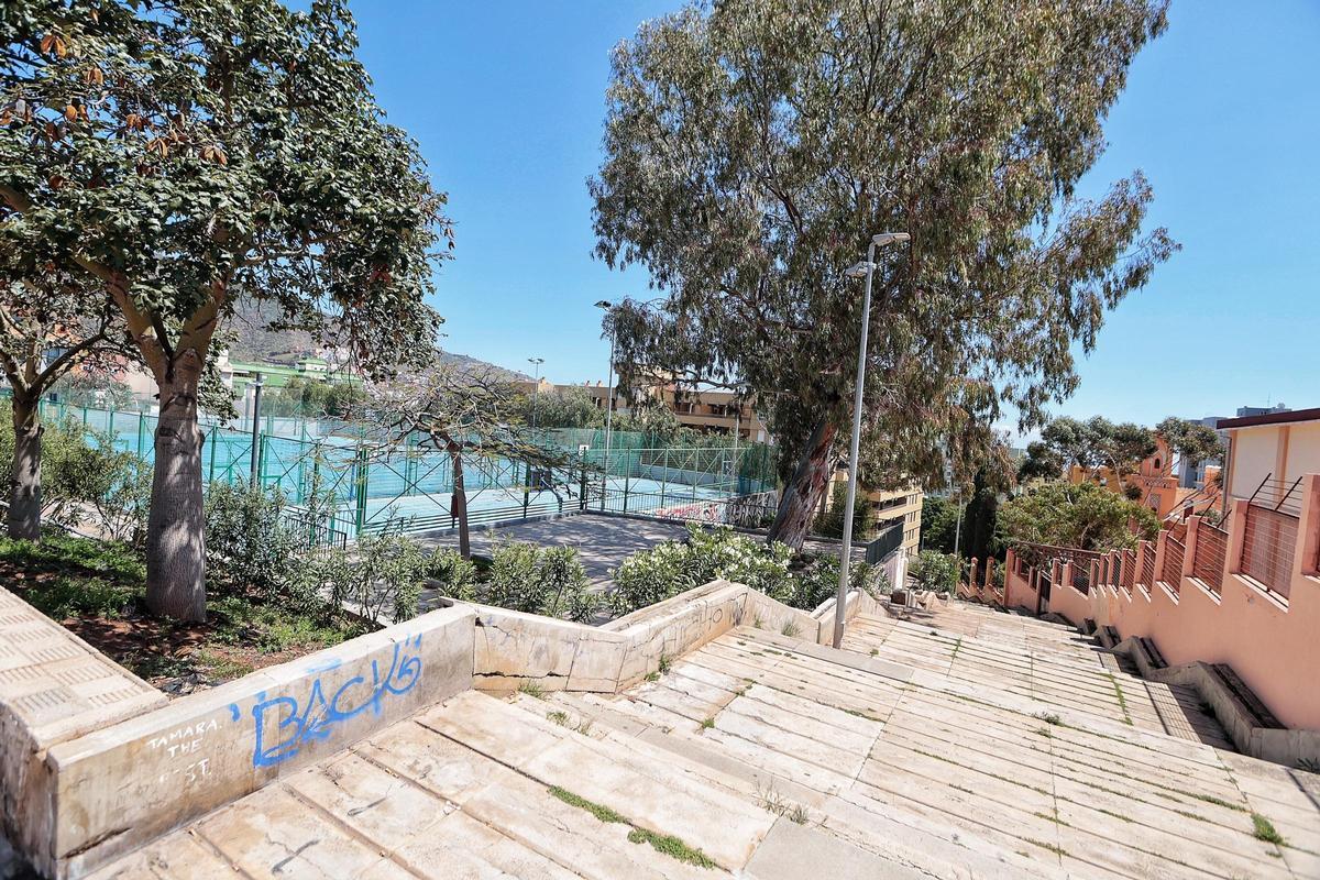 Las escaleras entre el polideportivo y el colegio, uno de los puntos negros que señalan los vecinos.
