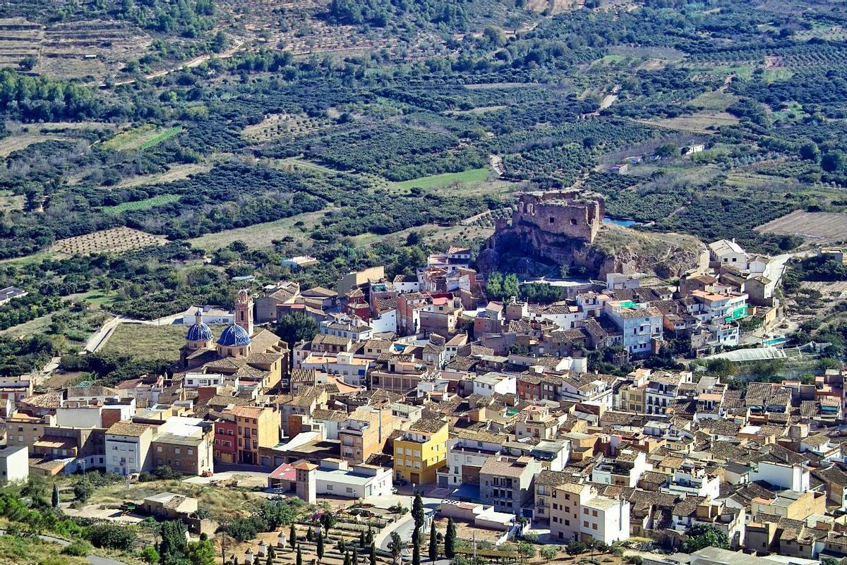 Panorámica de Castellnovo, con el Castillo-Palacio de Beatriz de Borgia al fondo.