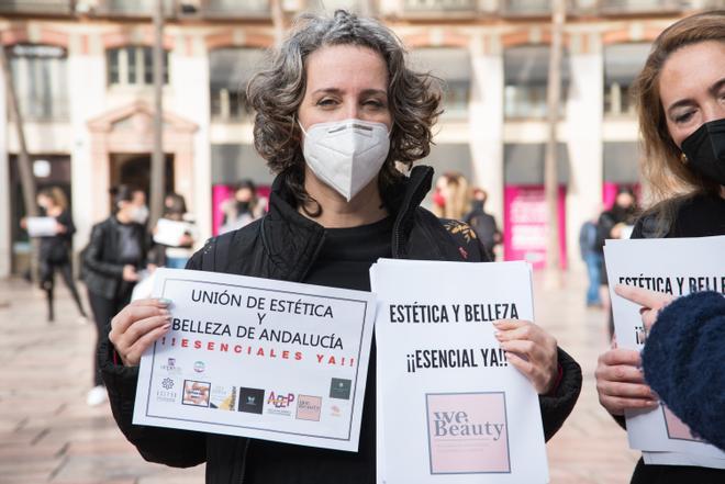 Protestas del sector de los centros de belleza y estética en la plaza de la Constitución