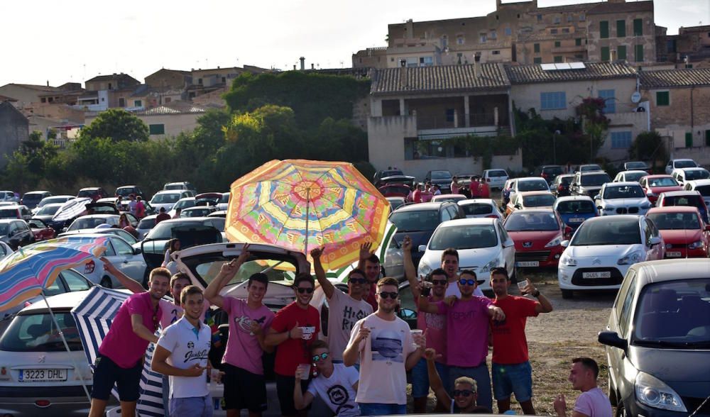 In Anlehnung an eine Dorflegende erfanden die Menschen in Sineu eine Fabelgestalt, halb Stier, halb Teufel, mit einer rosa Blume geschmückt: den Muc. Unter diesem Namen wurde er erstmals 2003 gefeiert. Seither strömen Jahr für Jahr, stets am 14. August, immer mehr rosa bekleidete Anhänger nach Sineu.