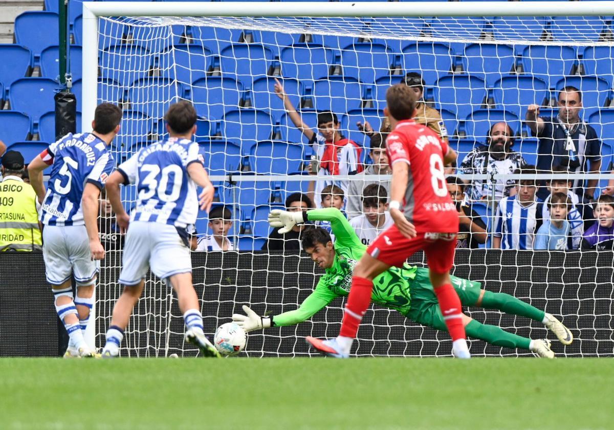 Iker Álvarez, en la acción del penalti que detuvo ante la Real Sociedad B.
