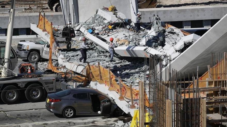 Al menos seis muertos tras la caída del puente de Florida