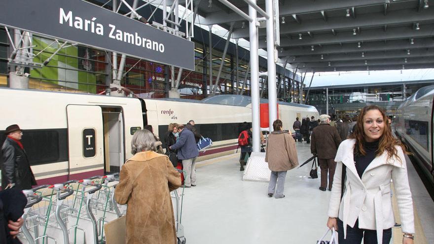 Llegada de viajeros en el AVE a la estación María Zambrano.