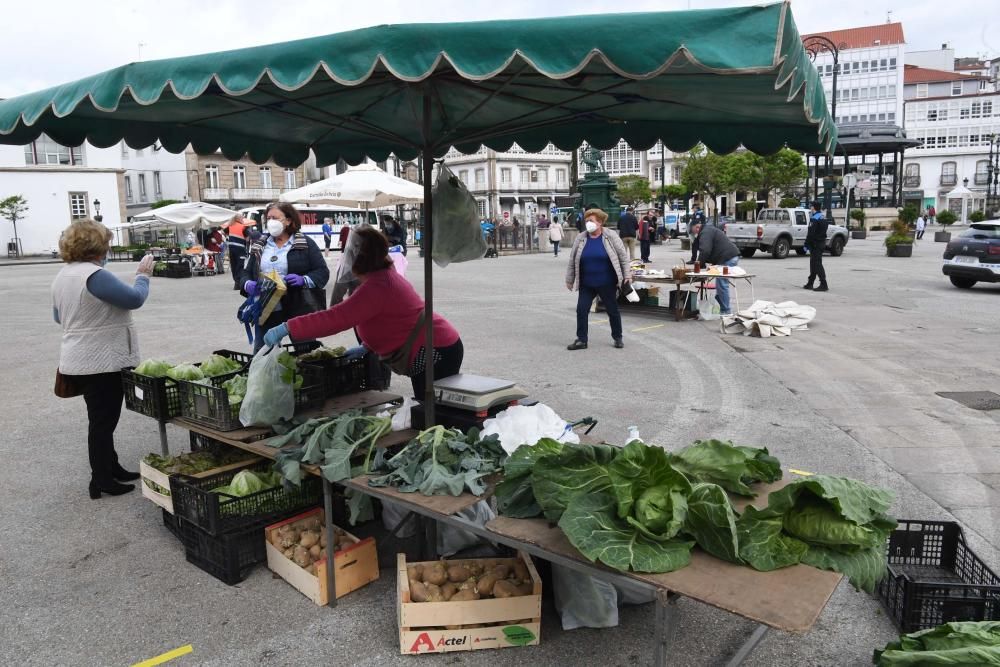 Una docena de vendedores de productos agroalimentarios de toda la comarca coruñesa acudieron a la plaza Irmáns García Naveira de Betanzos en el primer mercado semanal desde el inicio del confinamiento