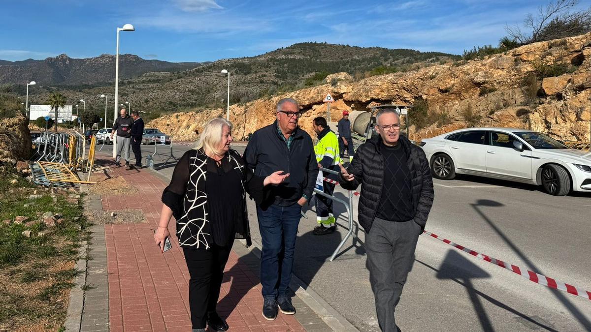 El alcalde de Orpesa y la edila de área comprobaron los trabajos iniciados en la calle Castell de Miravet de la urbanización La Colomera.