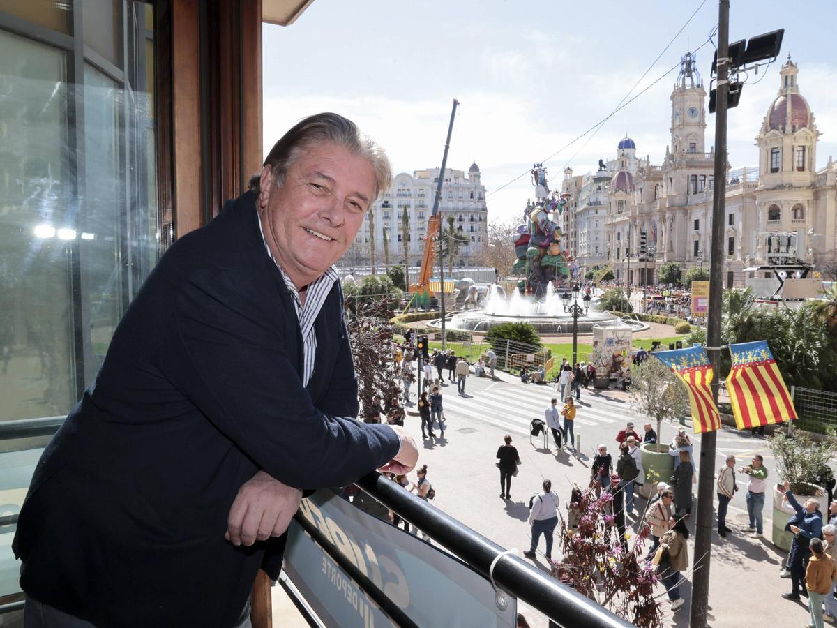 El cantante Francisco en el balcón fallero de Levante-EMV