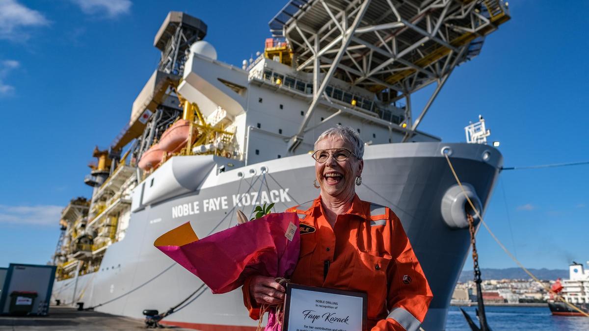 Faye Kozack, tras recibir flores y una placa en el buque que lleva su nombre.