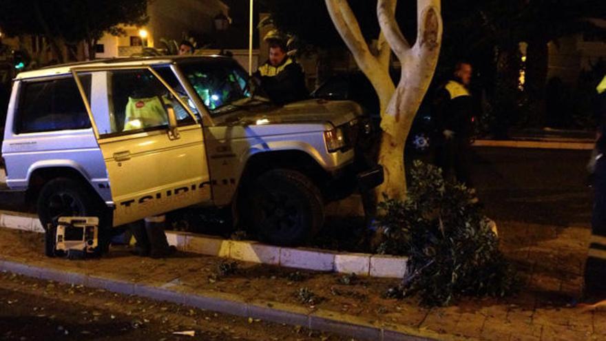 Los bomberos liberan a un chófer dentro de un coche en Arrecife