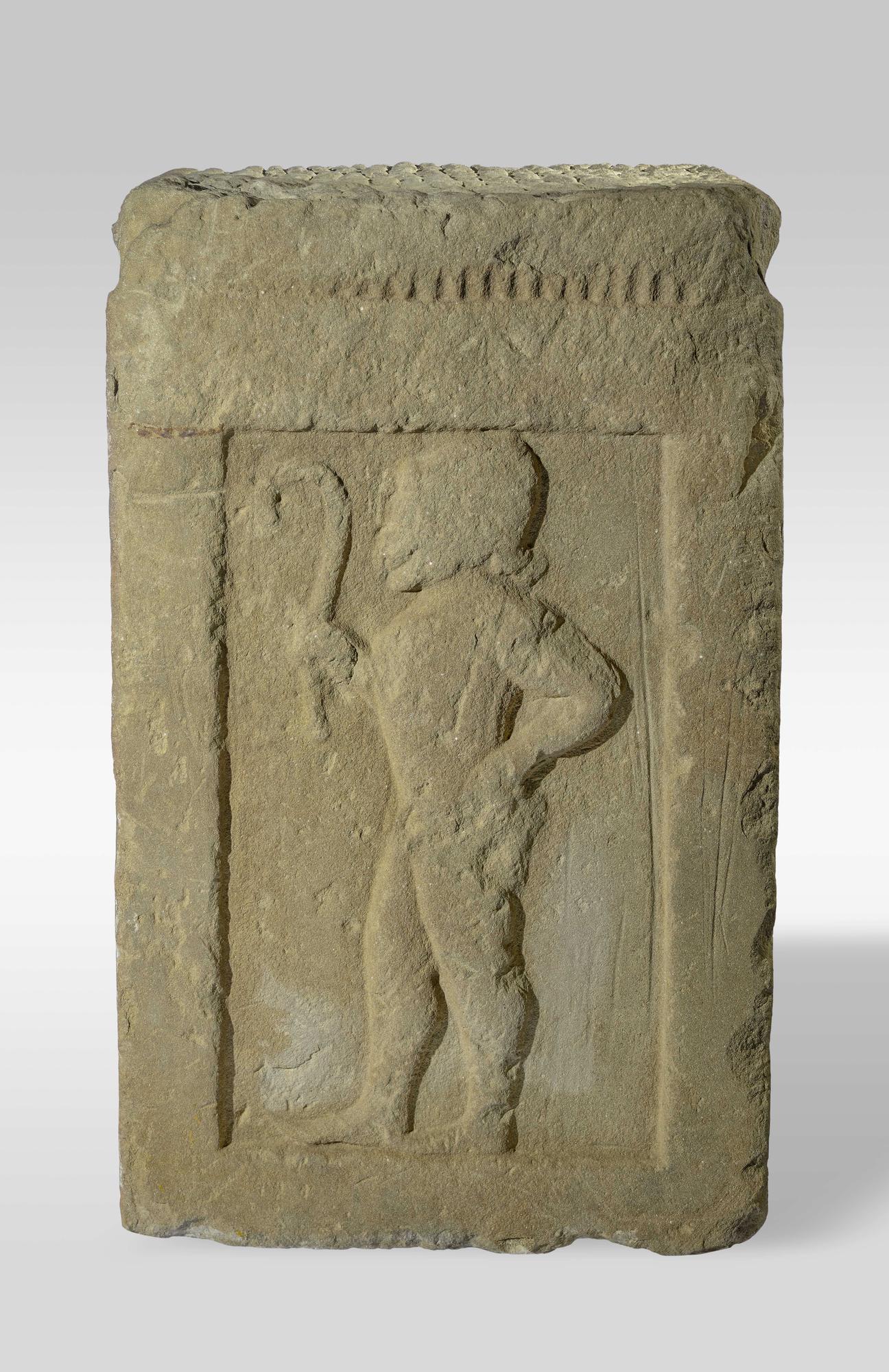 Piedra conmemorativa con representaciones de un Augur.jpg