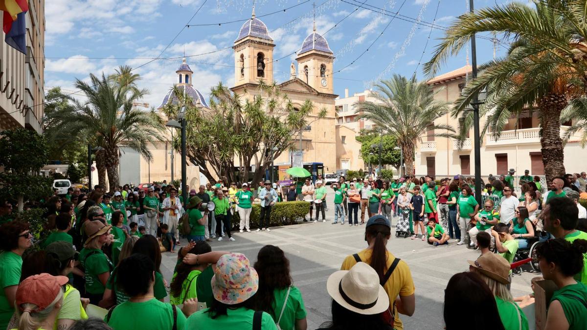 Los profesores se manifiestan en Sant Joan durante el segundo día de huelga Los profesores se manifiestan en Sant Joan durante el segundo día de huelga