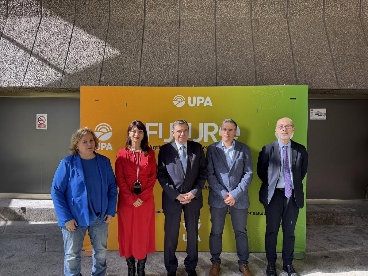 El ministro Luis Planas, en el centro, a su llegada al congreso de UPA.