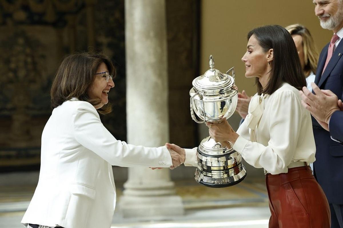 Amparo Navarro feliz recogiendo el trofeo de manos de Doña Letizia