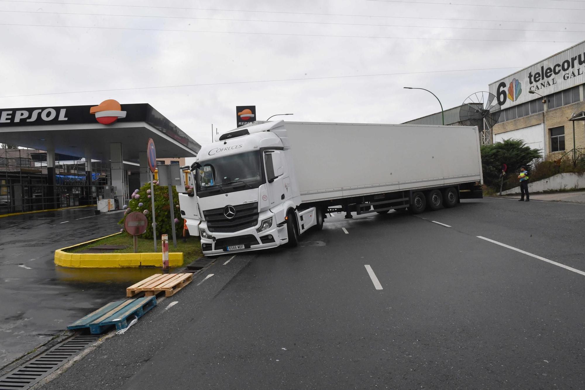 Un tráiler queda atascado en Pocomaco e interrumpe el tráfico en los accesos al polígono