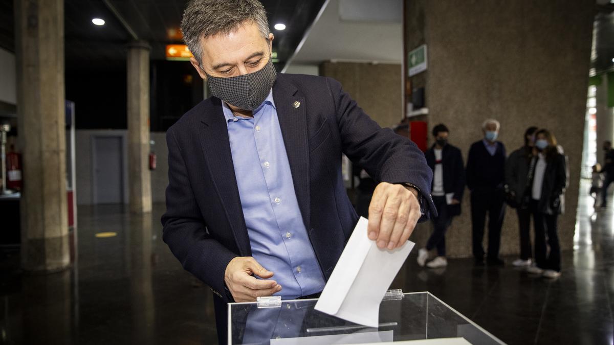 El ex presidente, Josep Maria Bartomeu se acercó hasta el Camp Nou para votar