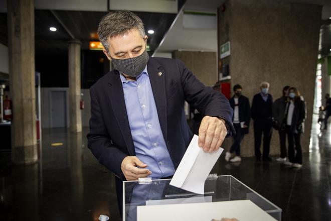 El ex presidente, Josep Maria Bartomeu se acercó hasta el Camp Nou para votar