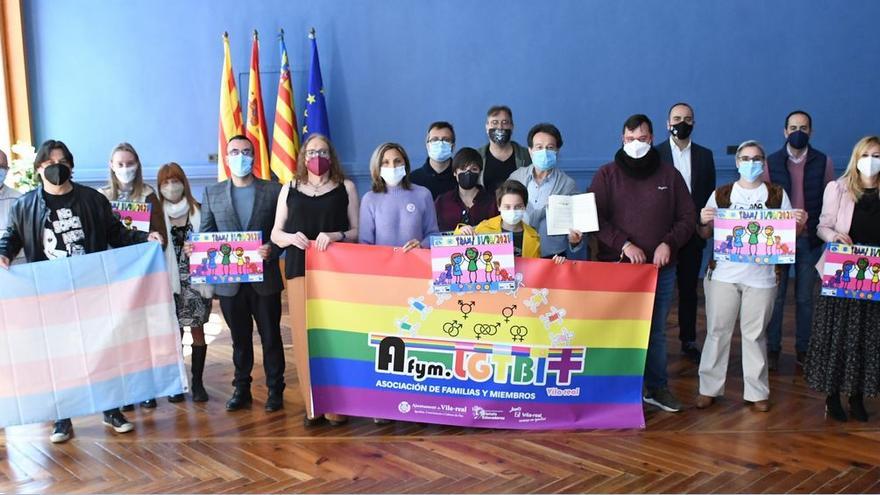 Noah, el niño trans que estudia en el colegio Angelina Abad de Vila-real, junto a autoridades y representantes del colectivo Afym.LGTBI+