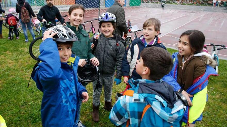 Alumnos del Colegio Quirinal, ayer, por las calles de Avilés en bici, de camino al centro.