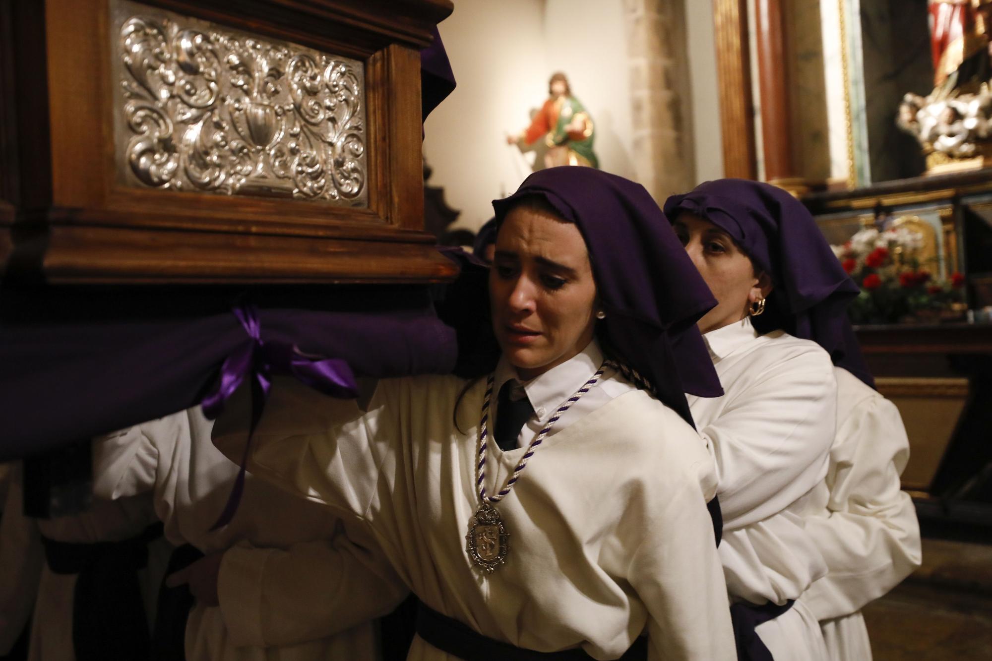 EN IMÁGENES: La lluvia da al traste con la procesión del Silencio en Oviedo, pero no ahoga el fervor cofrade